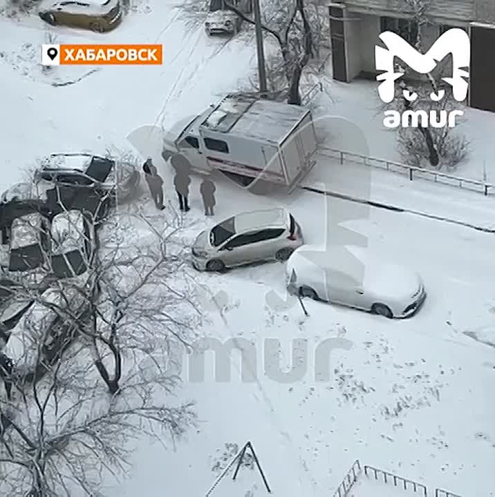 Около десяти машин скатились со спуска и попали в массовое ДТП в Хабаровске