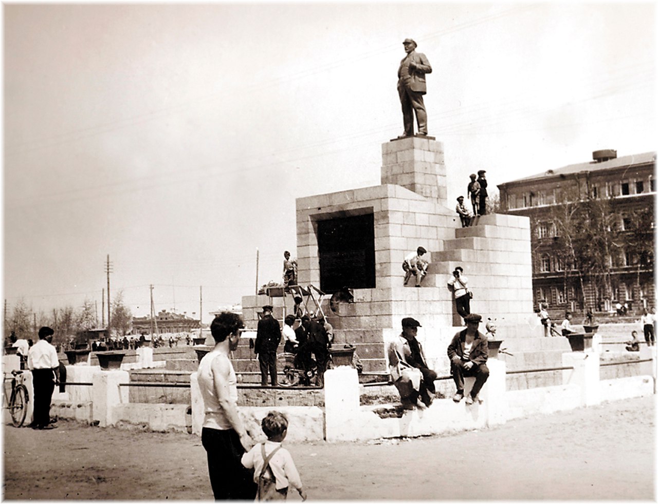 7 ноября 2025 г. исполняется 100 лет со дня открытия в г. Хабаровске на площади Свободы памятника В.И. Ленину