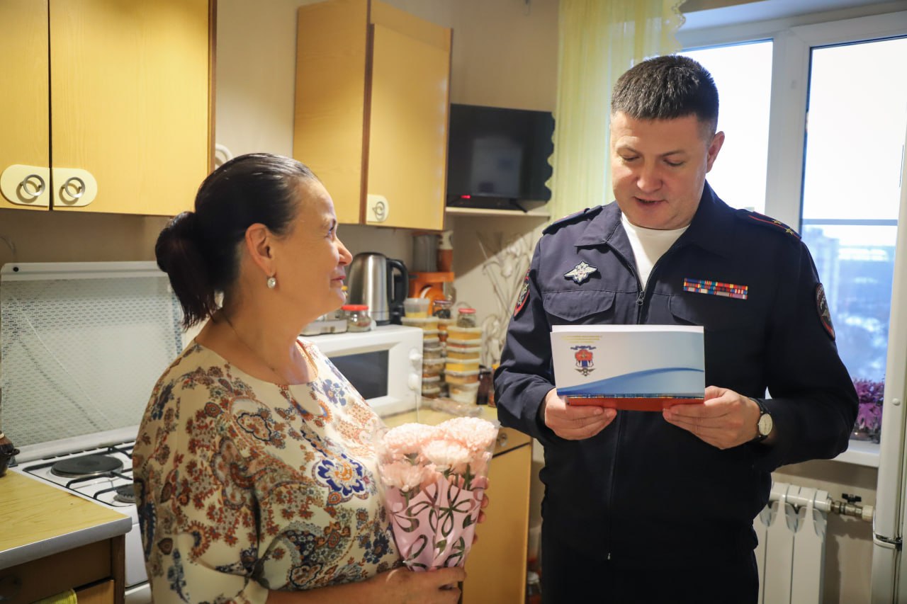 Сотрудники транспортной полиции Дальнего Востока и члены Общественного совета поздравили ветеранов службы с Днем сотрудника органов внутренних дел Сотрудники транспортной полиции Дальнего Востока и члены Общественного совета поздравили ветеранов службы с Днем сотрудника органов внутренних дел