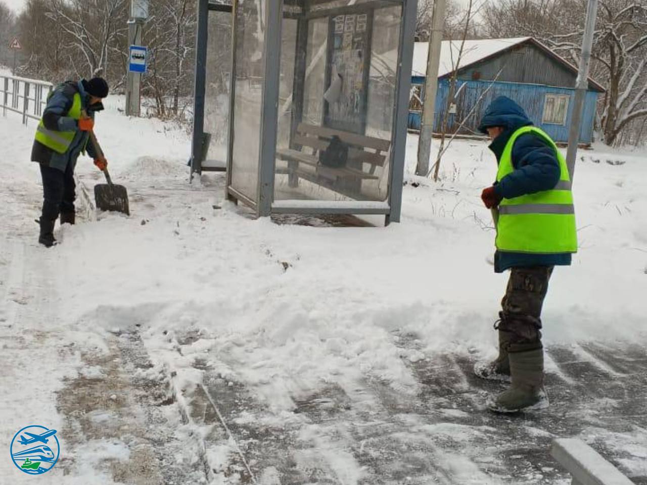 Сегодня в Хабаровском крае дорожные службы весь день очищали дороги от снега и наледи, а также обрабатывали опасные участки противогололёдными материалами Сегодня в Хабаровском крае дорожные службы весь день очищали дороги от снега и наледи, а также обрабатывали опасные участки противогололёдными материалами