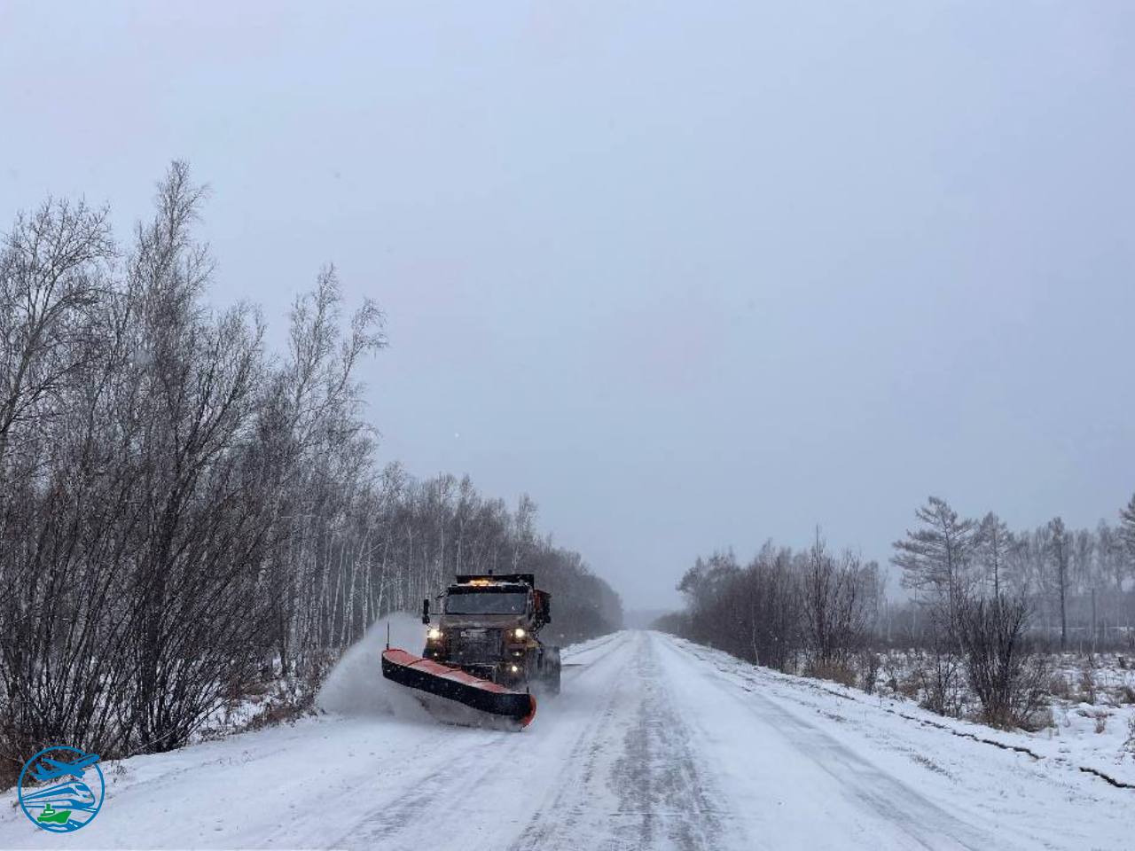 Сегодня в Хабаровском крае дорожные службы весь день очищали дороги от снега и наледи, а также обрабатывали опасные участки противогололёдными материалами Сегодня в Хабаровском крае дорожные службы весь день очищали дороги от снега и наледи, а также обрабатывали опасные участки противогололёдными материалами