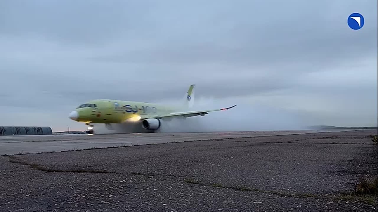 Специалисты Объединённой авиастроительной корпорации провели испытания самолёта «Суперджет» с российскими двигателями ПД-8 в так называемом «бассейне»