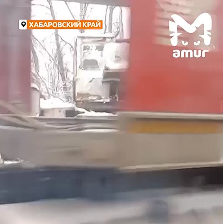 Самосвал улетел с дороги из-за гололёда в Хабаровском крае