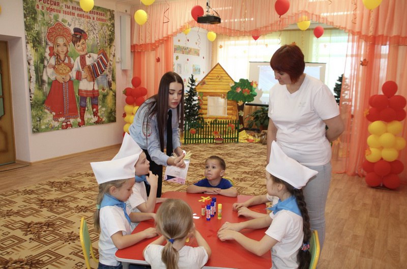 Акция «Засветись!»: дошкольники Николаевска-на-Амуре сделали свои первые фликеры Акция «Засветись!»: дошкольники Николаевска-на-Амуре сделали свои первые фликеры