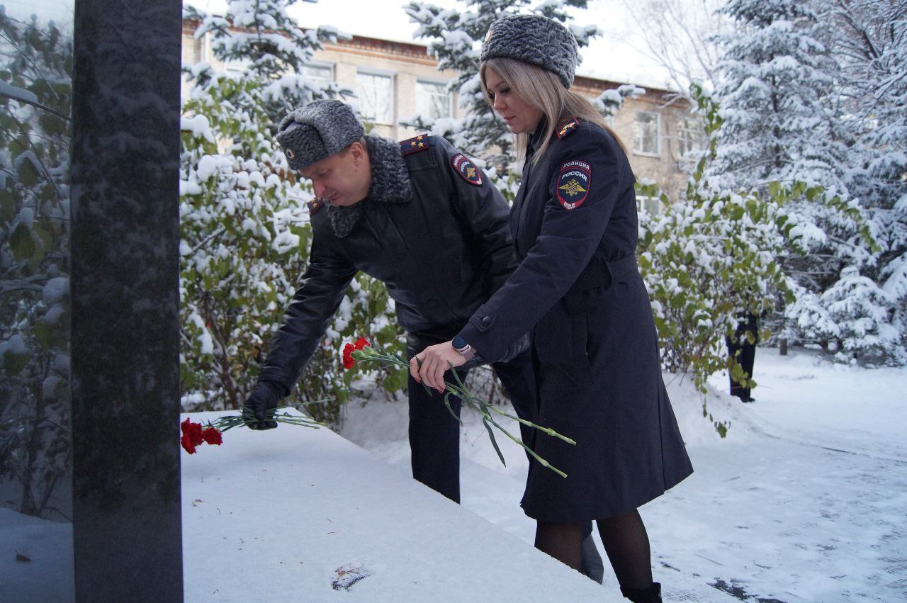 Полицейские и ветераны почтили память коллег, погибших при исполнении служебного долга Полицейские и ветераны почтили память коллег, погибших при исполнении служебного долга