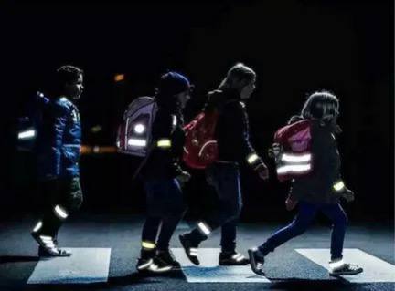 Уважаемые пешеходы. Будьте очень внимательными! Посмотрите вокруг себя, пропустите приближающиися транспорт и, только убедившись в полнои безопасности, начинаите переходить дорогу Уважаемые пешеходы. Будьте очень внимательными! Посмотрите вокруг себя, пропустите приближающиися транспорт и, только убедившись в полнои безопасности, начинаите переходить дорогу