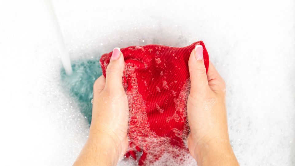 Жирное пятно с одежды исчезнет на глазах: поможет не соль, а вот какое средство