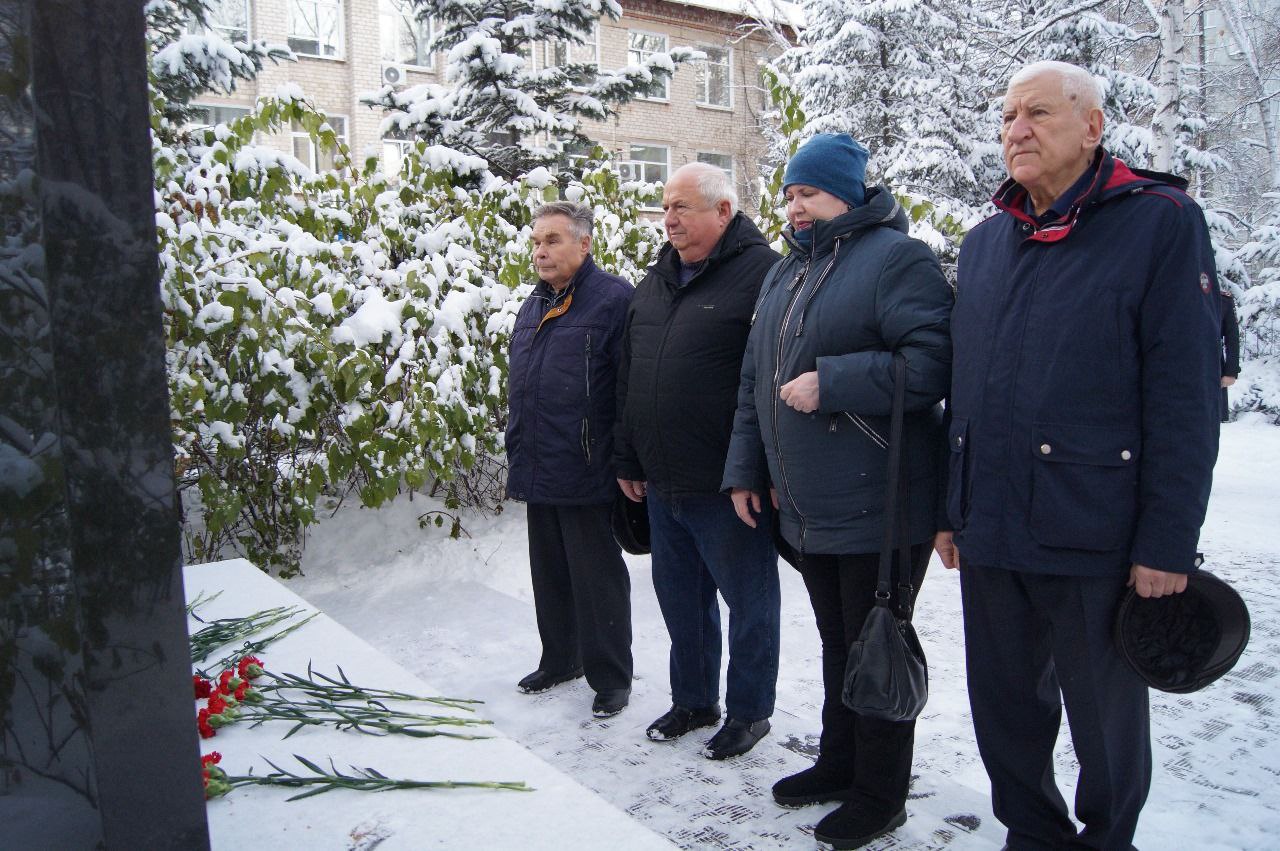 Полицейские и ветераны почтили память коллег, погибших при исполнении служебного долга Полицейские и ветераны почтили память коллег, погибших при исполнении служебного долга
