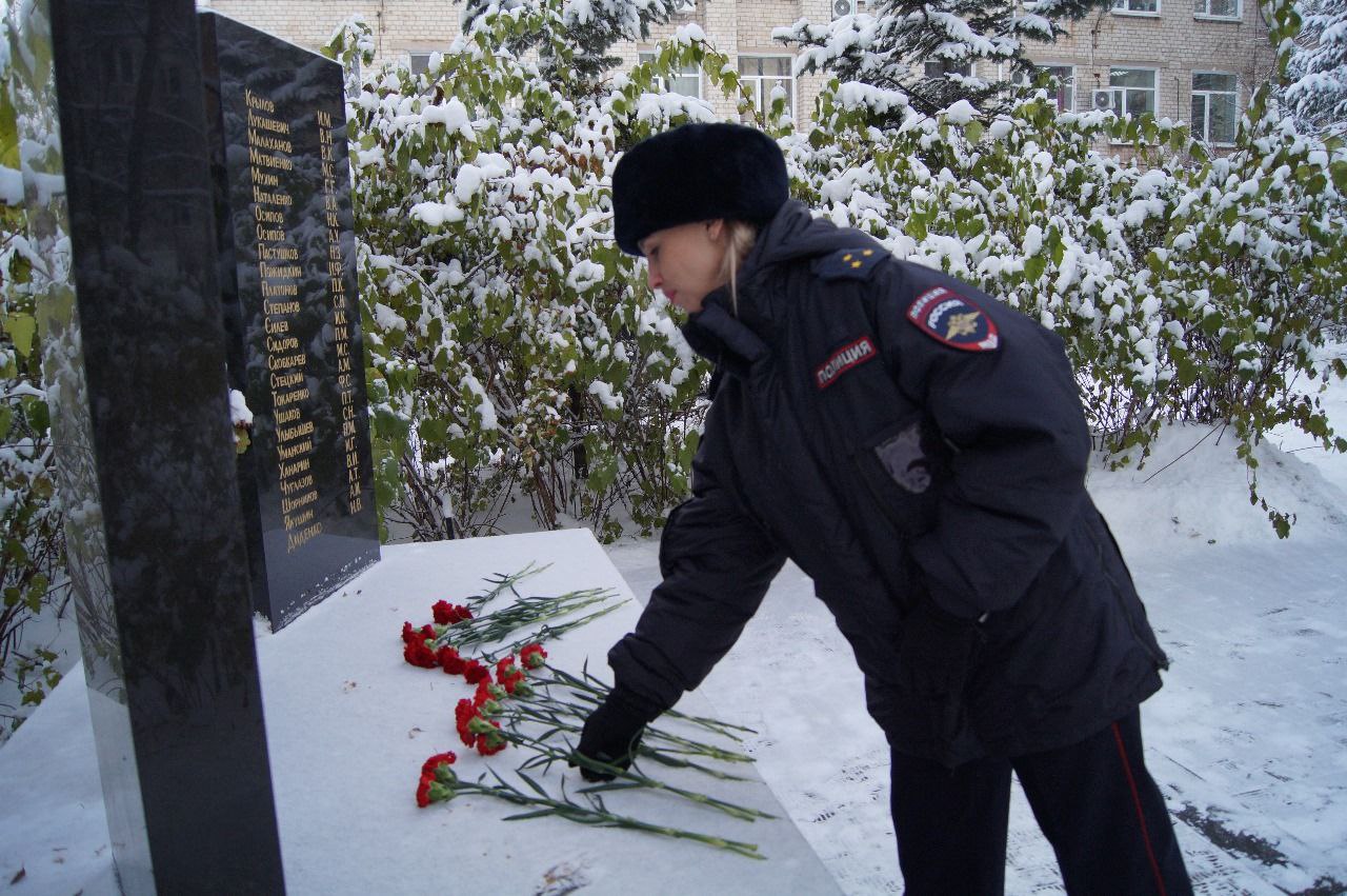Полицейские и ветераны почтили память коллег, погибших при исполнении служебного долга Полицейские и ветераны почтили память коллег, погибших при исполнении служебного долга