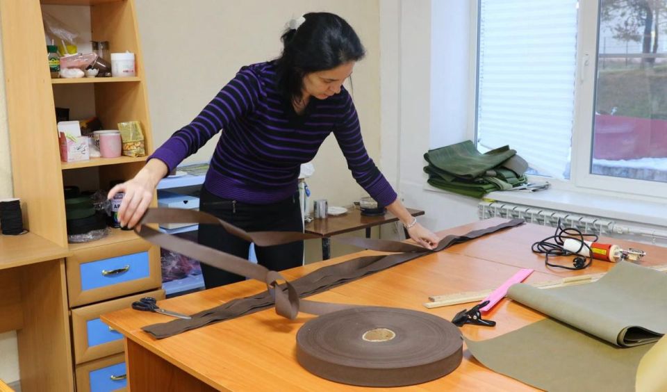 Волонтеры Комсомольска-на-Амуре сплели маскировочную сеть для бойцов СВО