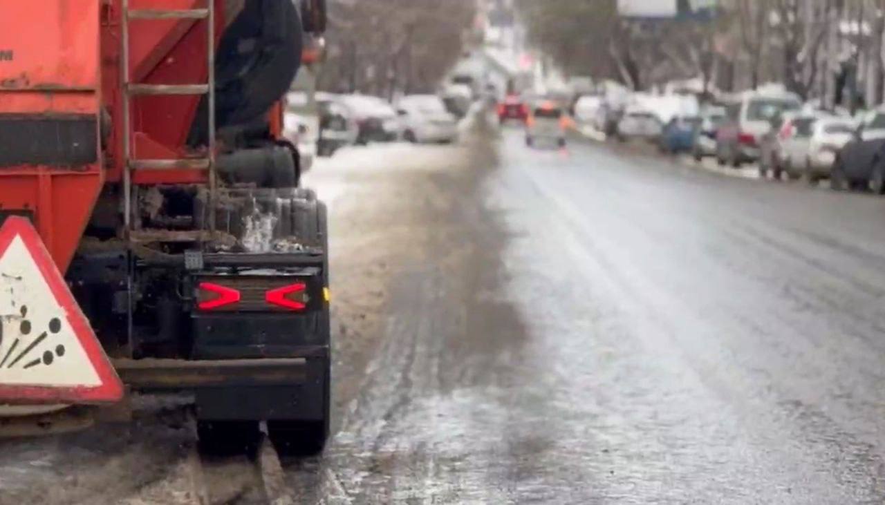 Снегоуборочная техника оперативно устраняет последствия снегопада в крае