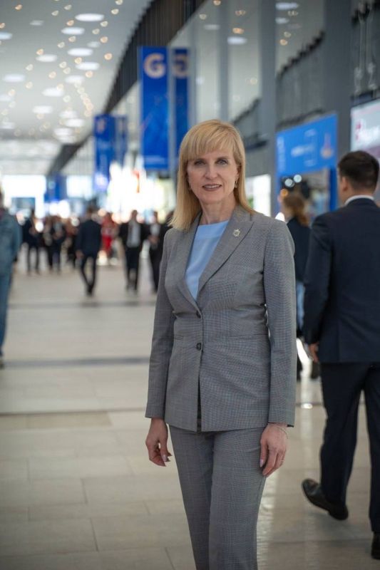 Дорогие коллеги!. От всего сердца поздравляю вас с Днём экономиста!