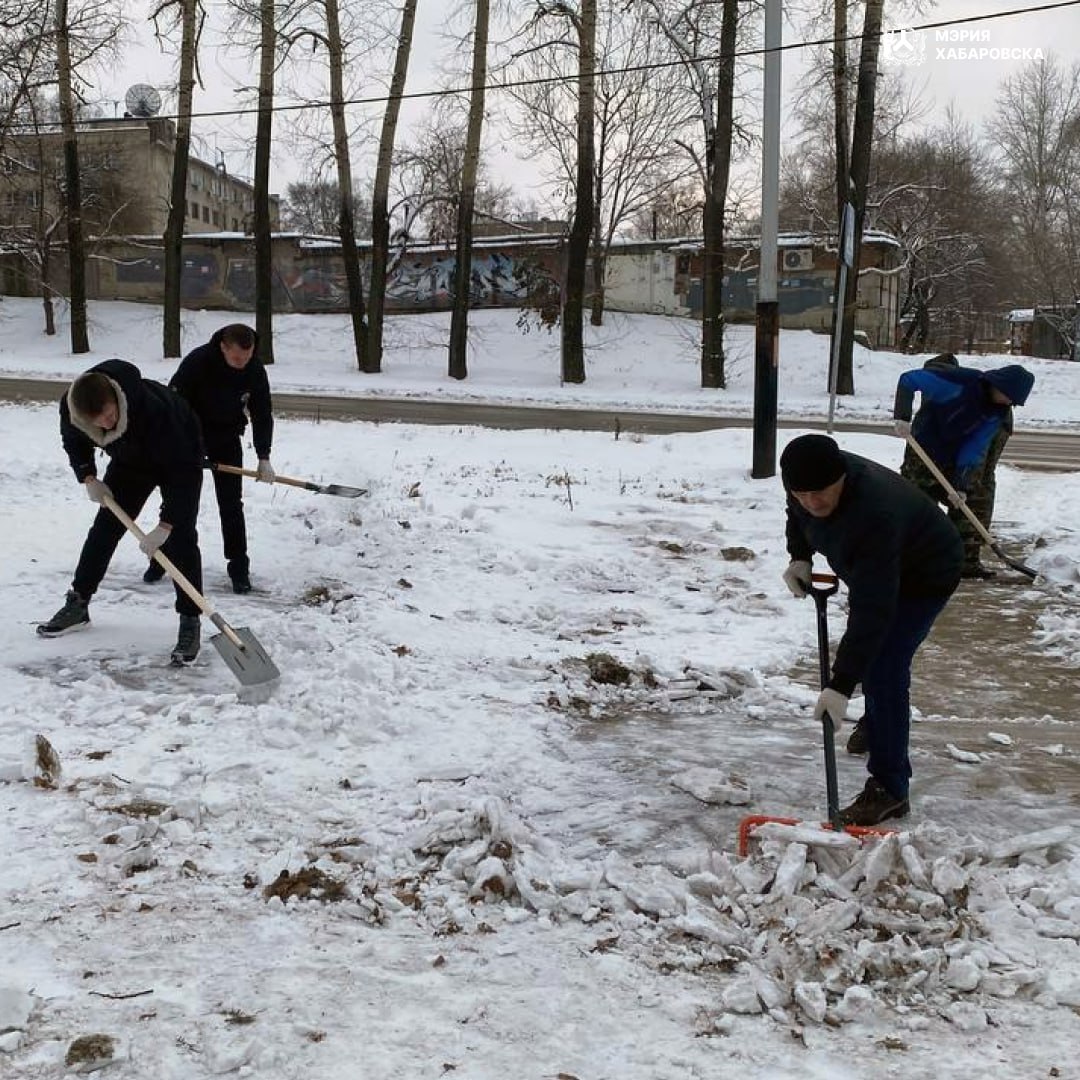 Силами комитета по управлению Индустриальным районом организованны работы по очистке пешеходных связей от снега в районе пересечения улиц П. Л. Морозова — Суворова, остановки общественного транспорта Сурикова Силами комитета по управлению Индустриальным районом организованны работы по очистке пешеходных связей от снега в районе пересечения улиц П. Л. Морозова — Суворова, остановки общественного транспорта Сурикова