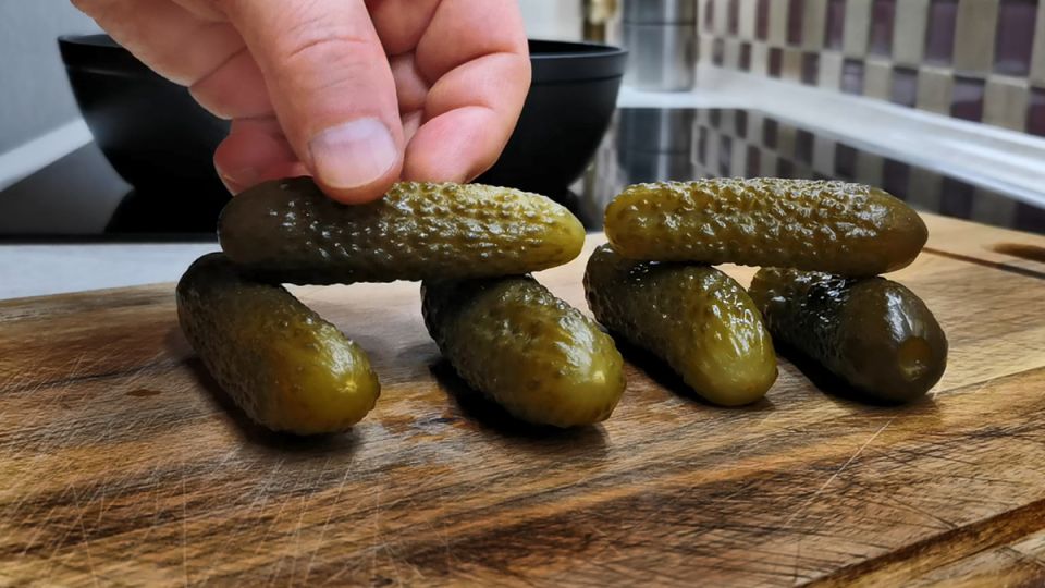 Праздничный салат с жареными солеными огурцами