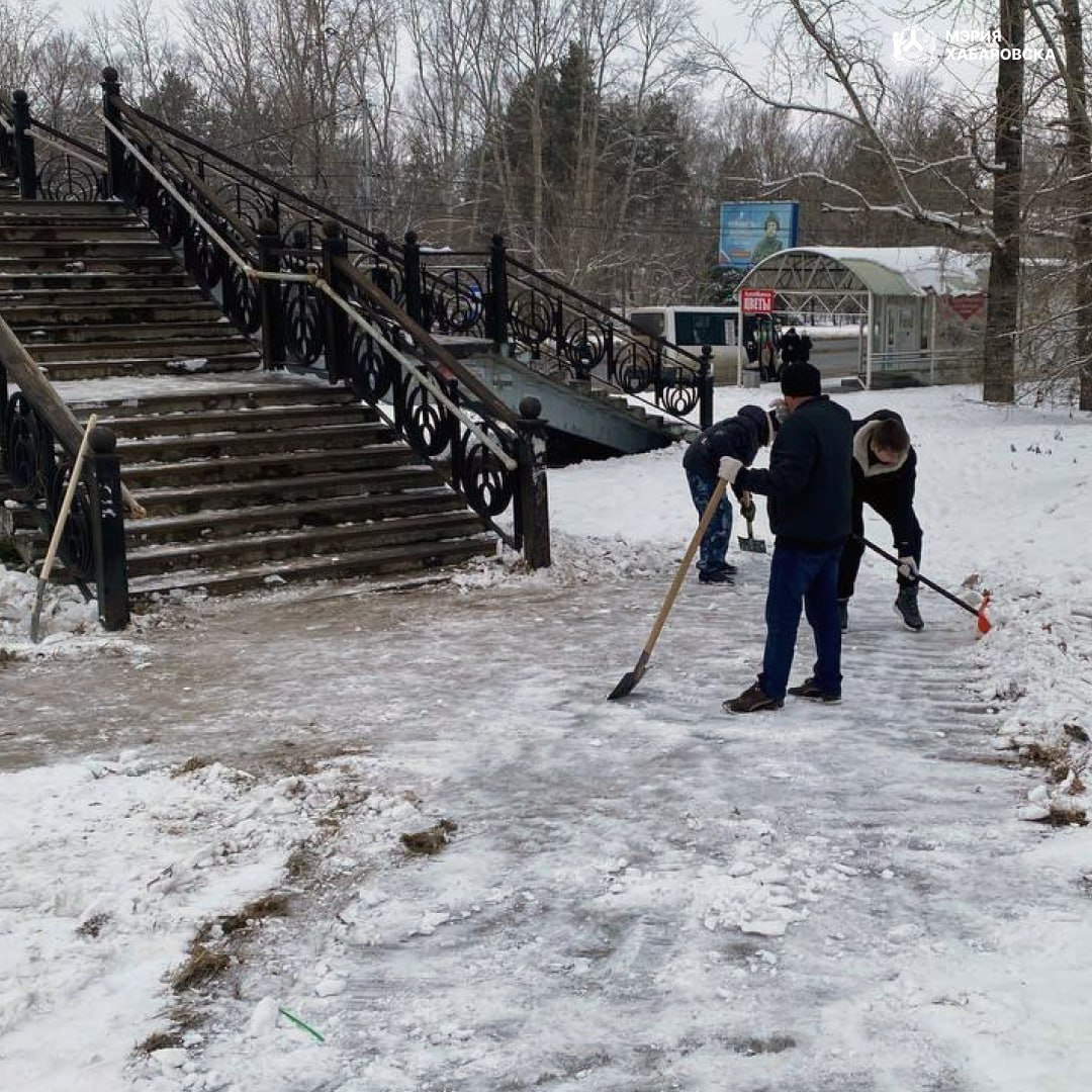 Силами комитета по управлению Индустриальным районом организованны работы по очистке пешеходных связей от снега в районе пересечения улиц П. Л. Морозова — Суворова, остановки общественного транспорта Сурикова Силами комитета по управлению Индустриальным районом организованны работы по очистке пешеходных связей от снега в районе пересечения улиц П. Л. Морозова — Суворова, остановки общественного транспорта Сурикова