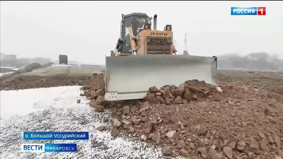 Работы по насыпи для строительства пункта пропуска на острове Большой Уссурийский идут по графику