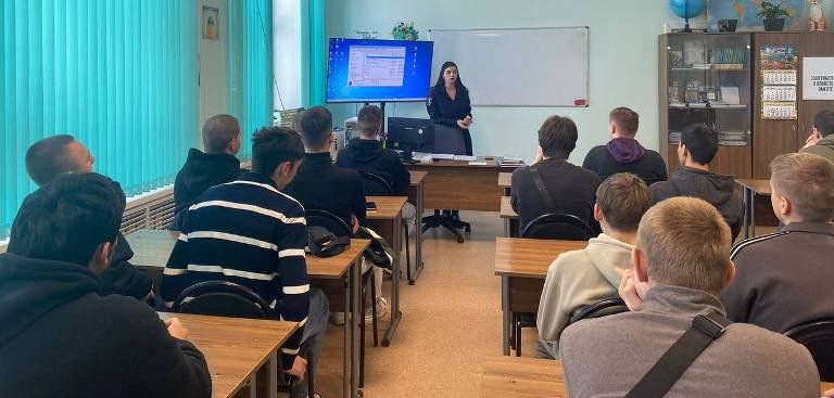 Следователь 2 отделения (по расследованию общеуголовных преступлений) капитан юстиции Вероника Кирпичникова провела беседу для студентов 2 и 3 курса "Хабаровского дорожно-строительного техникума"