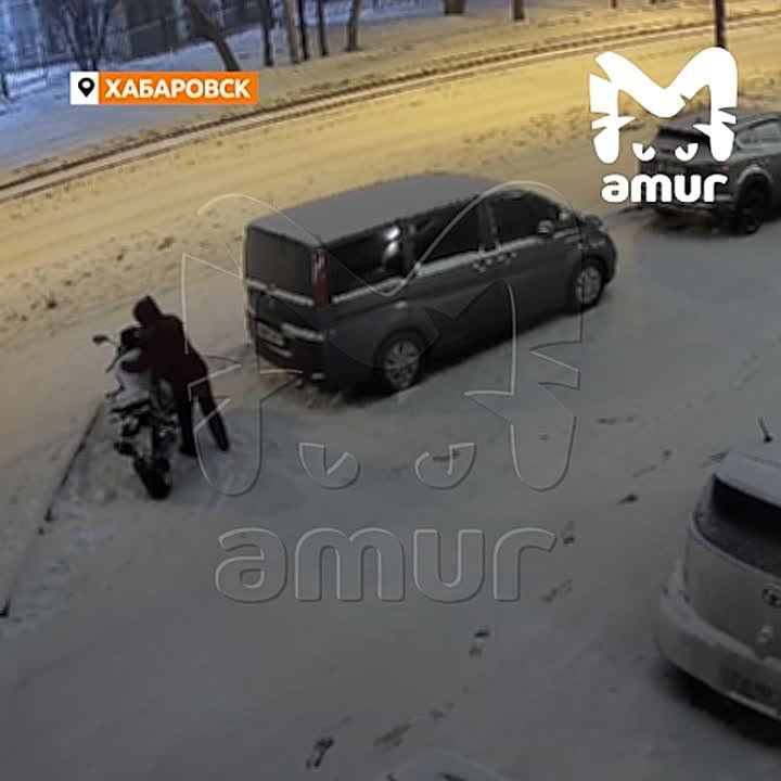 Счастливый байкер устроил ДТП в центре Хабаровска, не двигаясь с места