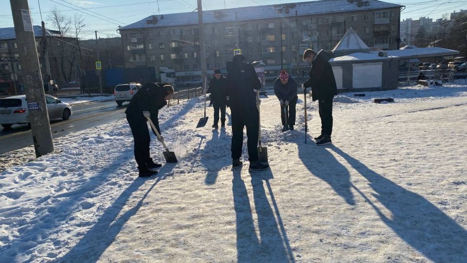 Силами комитета по управлению Индустриальным районом организованны работы по очистке пешеходных связей от снега в районе пересечения улиц Краснореченская — Калараша