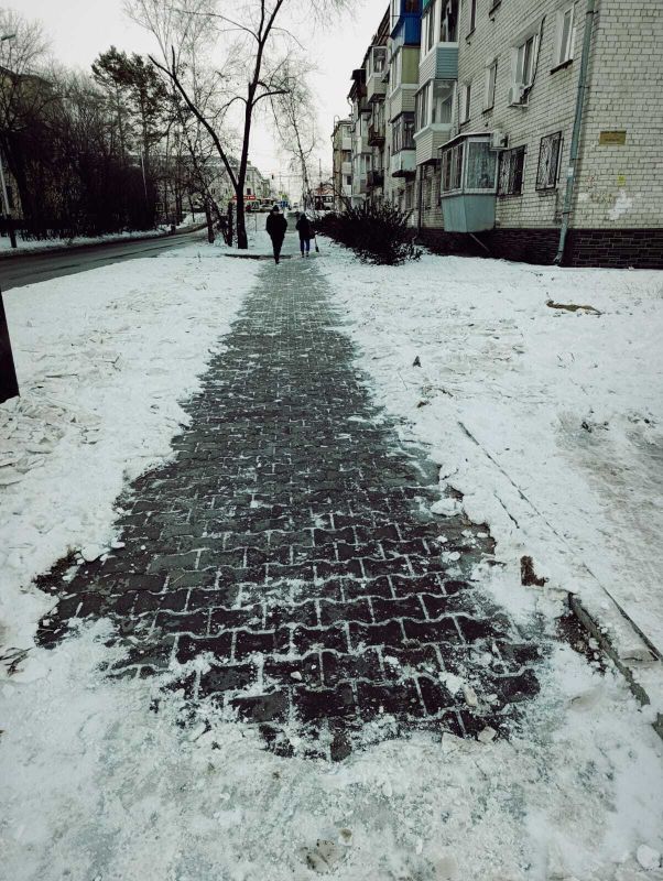Силами комитета по управлению Индустриальным районом организованны работы по очистке пешеходных связей от снега в районе улицы Репина, моста через теплотрассу в районе ТЦ"Броско Молл"
