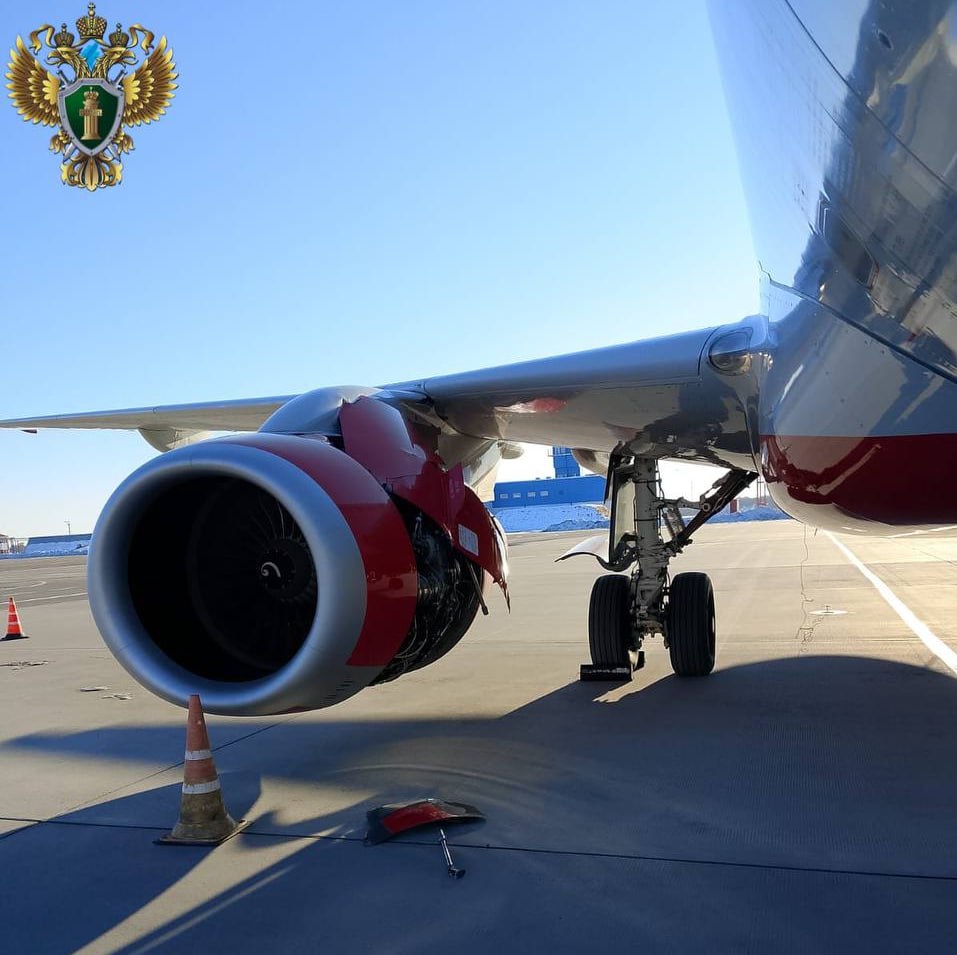 В Хабаровске аварийно сел пассажирский самолет, который летел из Владивостока в Благовещенск