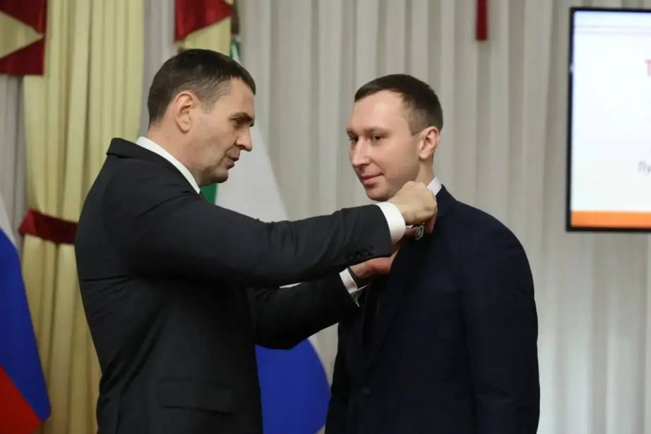 Губернатор Хабаровского края Дмитрий Демешин наградил лучших наставников в сфере труда Губернатор Хабаровского края Дмитрий Демешин наградил лучших наставников в сфере труда