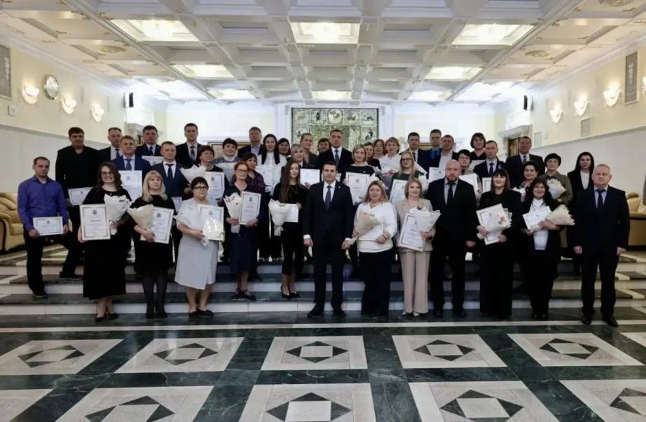 Губернатор Хабаровского края Дмитрий Демешин наградил лучших наставников в сфере труда Губернатор Хабаровского края Дмитрий Демешин наградил лучших наставников в сфере труда