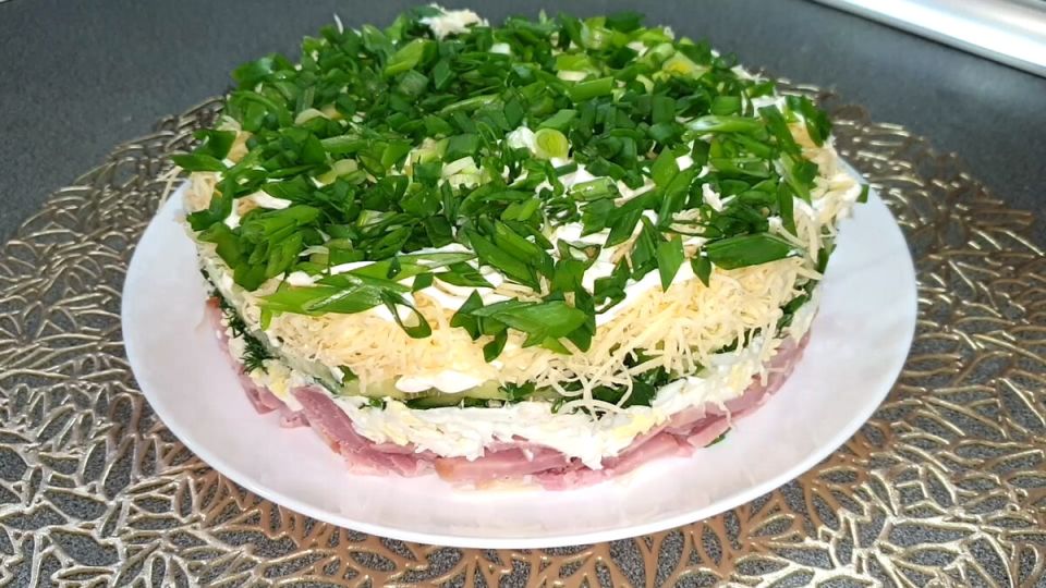 Слоеный салат из доступных ингредиентов