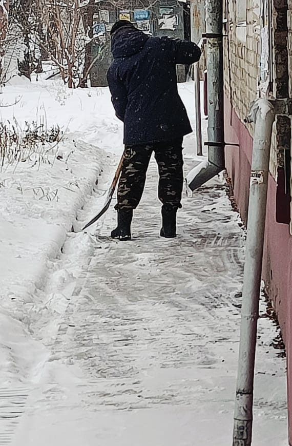Коммунальщики ликвидируют последствия снегопада во дворах с самого утра Коммунальщики ликвидируют последствия снегопада во дворах с самого утра