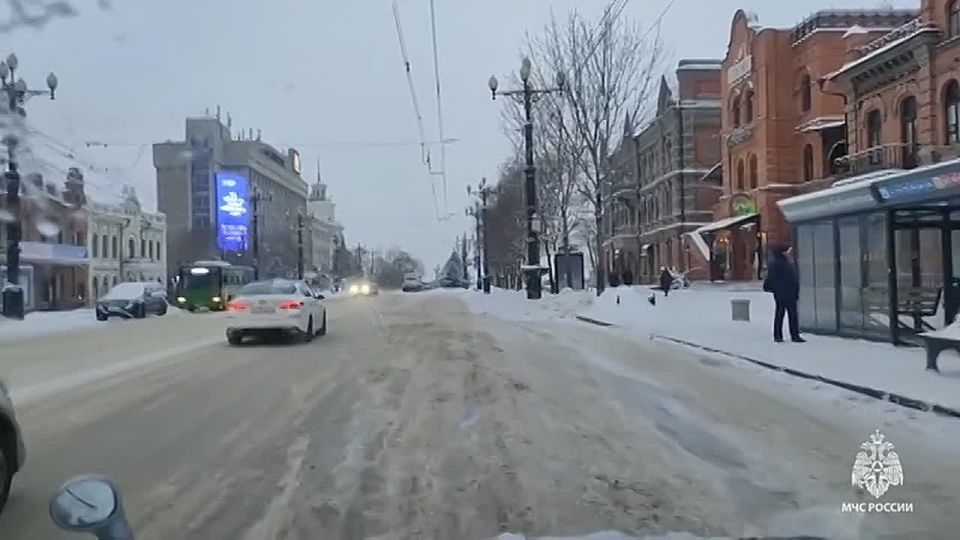 Спасатели МЧС России ведут мониторинг дорожной обстановки во время снегопада