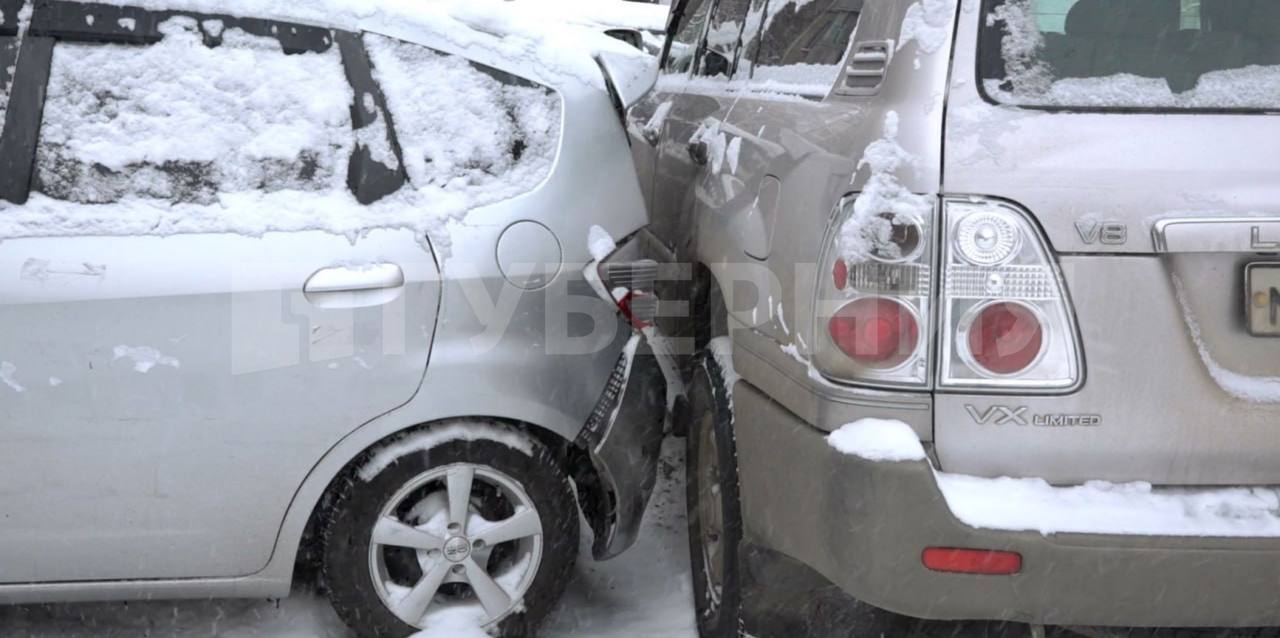 ДТП с участием пяти автомобилей произошло сегодня утром в Хабаровске Водитель на «Лэнд Крузере», двигаясь по улице Ворошилова, выехал на встречку, чтобы встать на парковку по левой стороне, но влетел в «Инсайт», а после его...