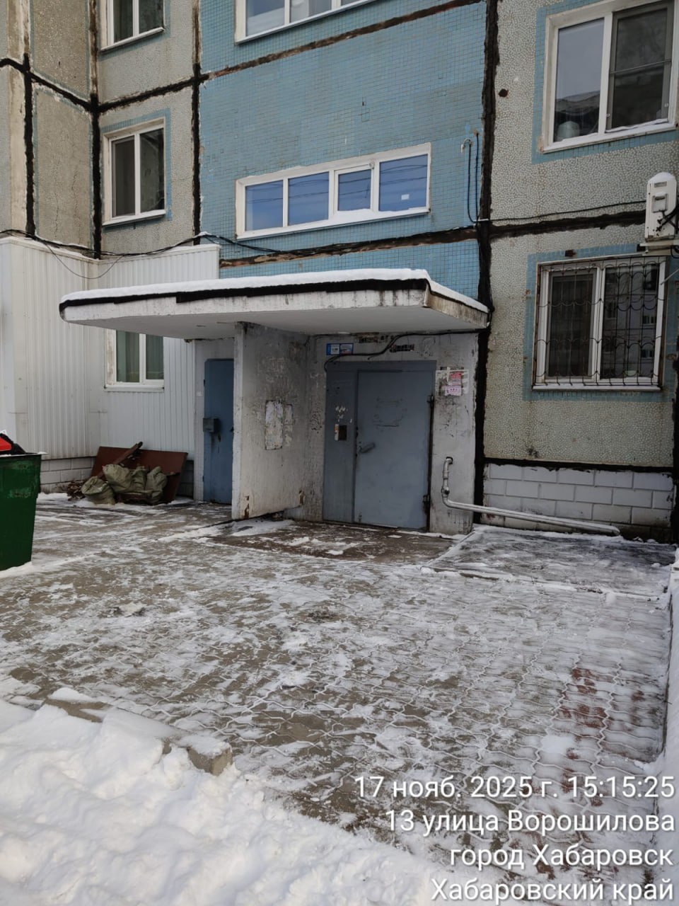 Коммунальщики ликвидируют последствия снегопада во дворах с самого утра Коммунальщики ликвидируют последствия снегопада во дворах с самого утра