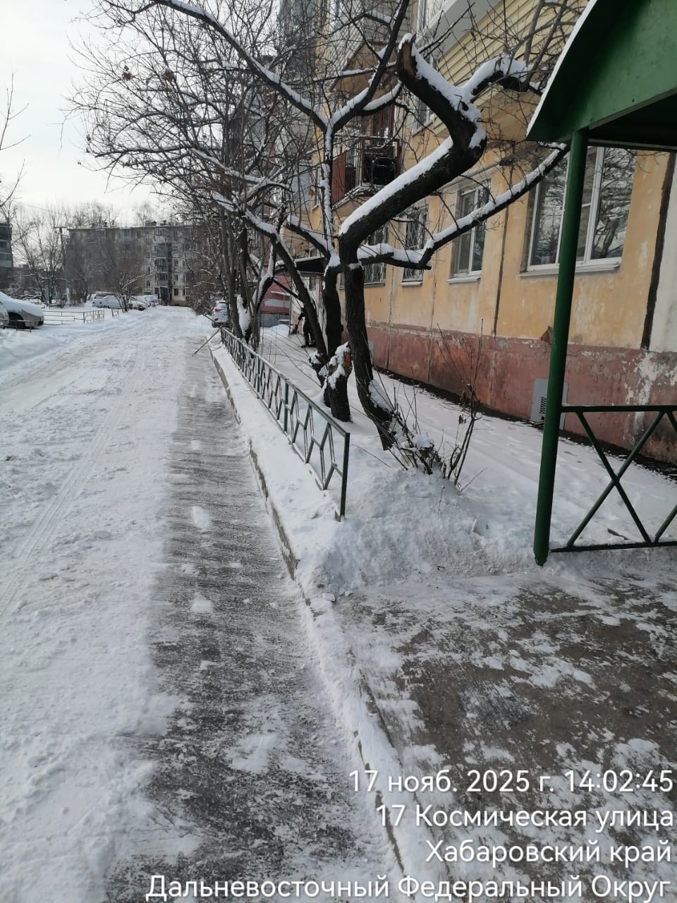 Коммунальщики ликвидируют последствия снегопада во дворах с самого утра Коммунальщики ликвидируют последствия снегопада во дворах с самого утра