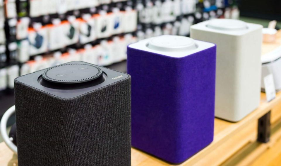 Эксперты: россиянам не следует обсуждать секретную информацию около умных колонок