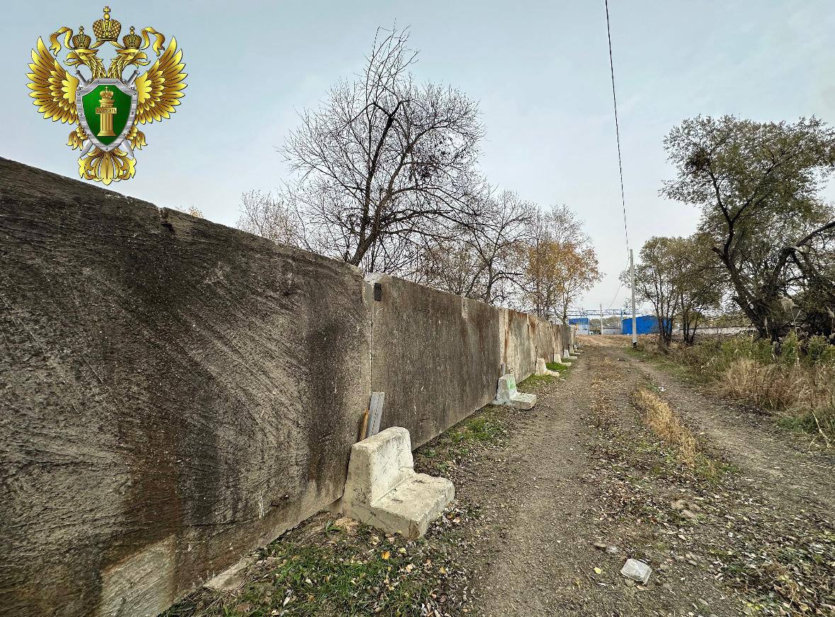 В Хабаровске после вмешательства прокуратуры демонтировано самовольно установленное ограждение по ул. Вологодской