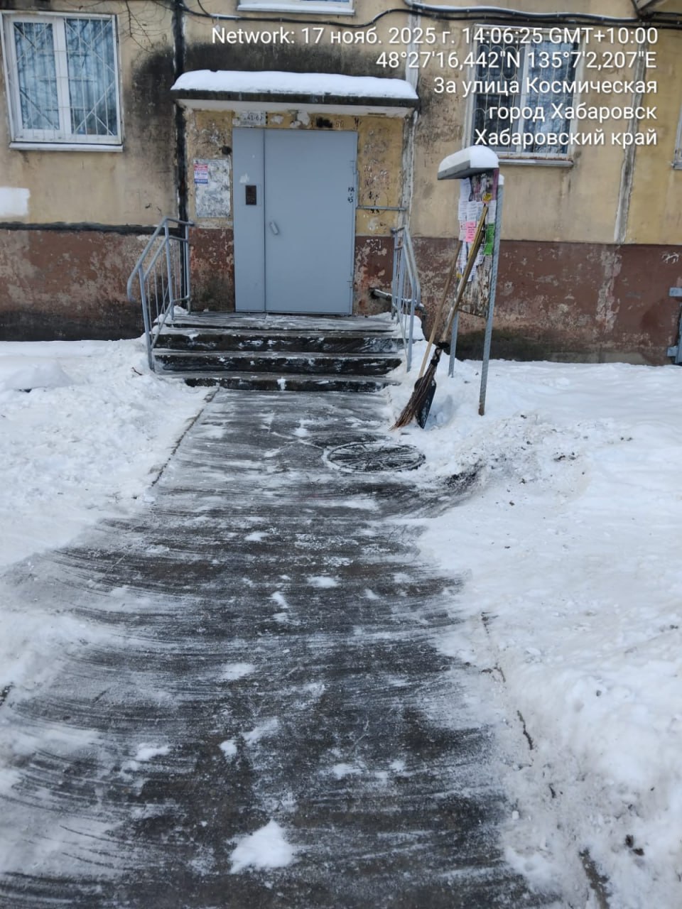 Коммунальщики ликвидируют последствия снегопада во дворах с самого утра Коммунальщики ликвидируют последствия снегопада во дворах с самого утра