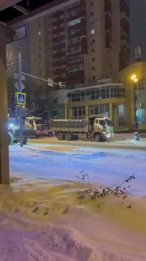 Прямо сейчас дорожные службы города очищают проезжую часть на улице Волочаевской и Дзержинского