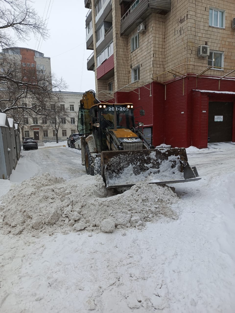 Коммунальщики ликвидируют последствия снегопада во дворах с самого утра