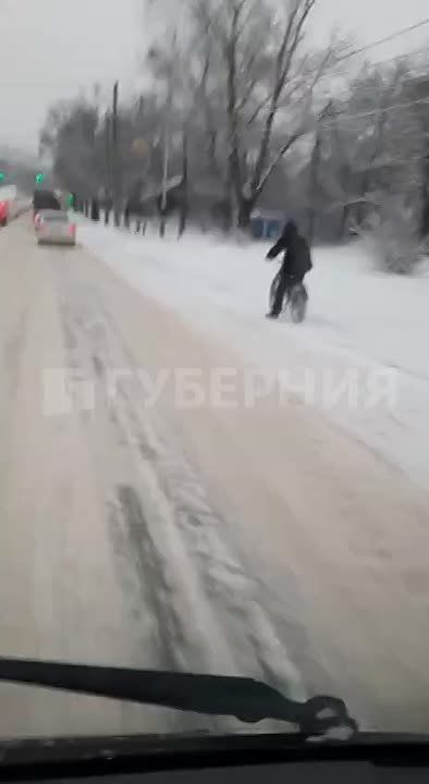 Отчаянный велосипедист промчался сегодня по хабаровским дорогам