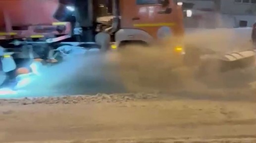 Дорожные службы Хабаровска вышли в ночные рейды, чтобы расчищать дороги после снегопада