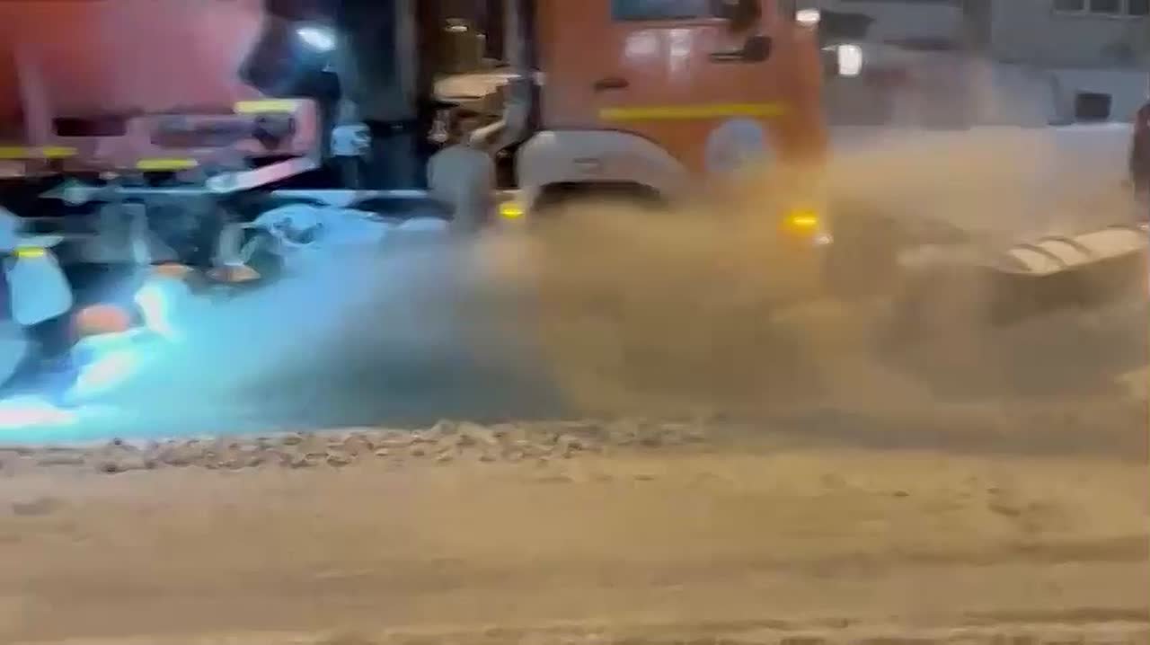 Дорожные службы Хабаровска вышли в ночные рейды, чтобы расчищать дороги после снегопада