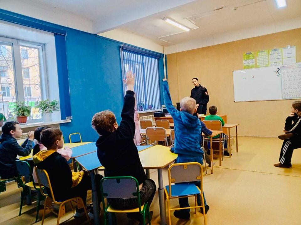 Сегодня в центре по работе с населением «Родник» прошло познавательное мероприятие для детей «Я-пешеход»