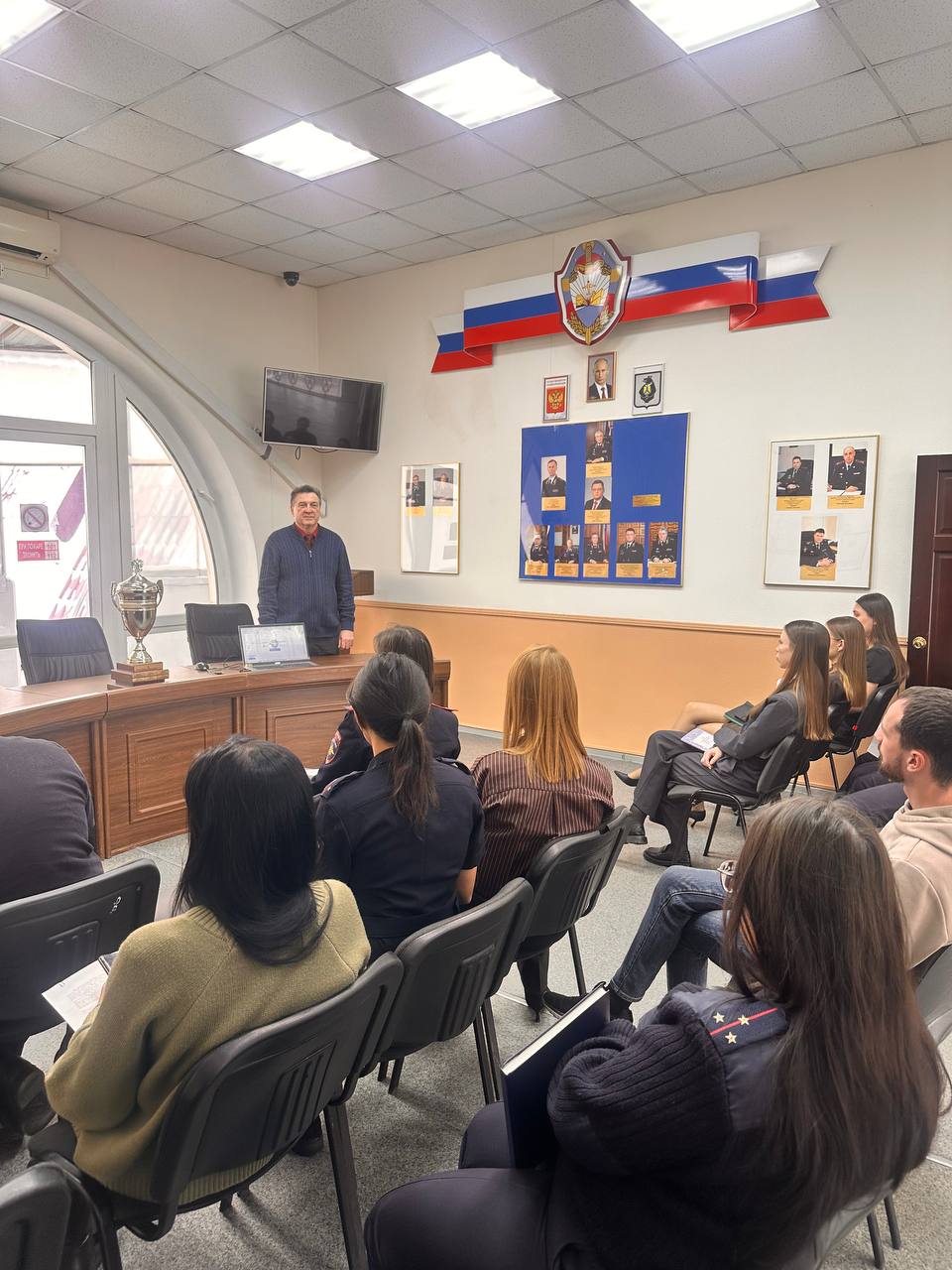 В Хабаровске транспортные полицейские приняли участие во встрече с экспертом по геополитике В Хабаровске транспортные полицейские приняли участие во встрече с экспертом по геополитике