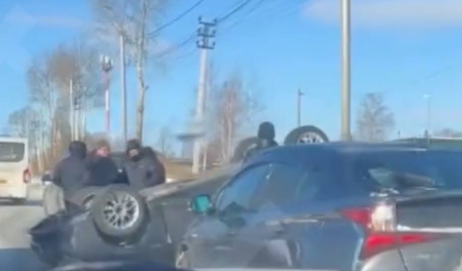 Сегодня в ходе мониторинга сети интернет сотрудниками Госавтоинспекции выявлена информация о дорожно-транспортном происшествии с опрокидыванием автомобиля на ул. Выборгская г. Хабаровска