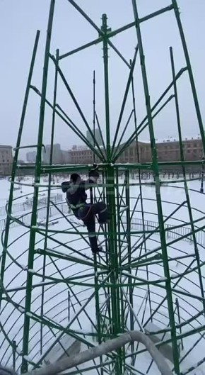 А вот как проходит установка елки на центральной площади в Хабаровске