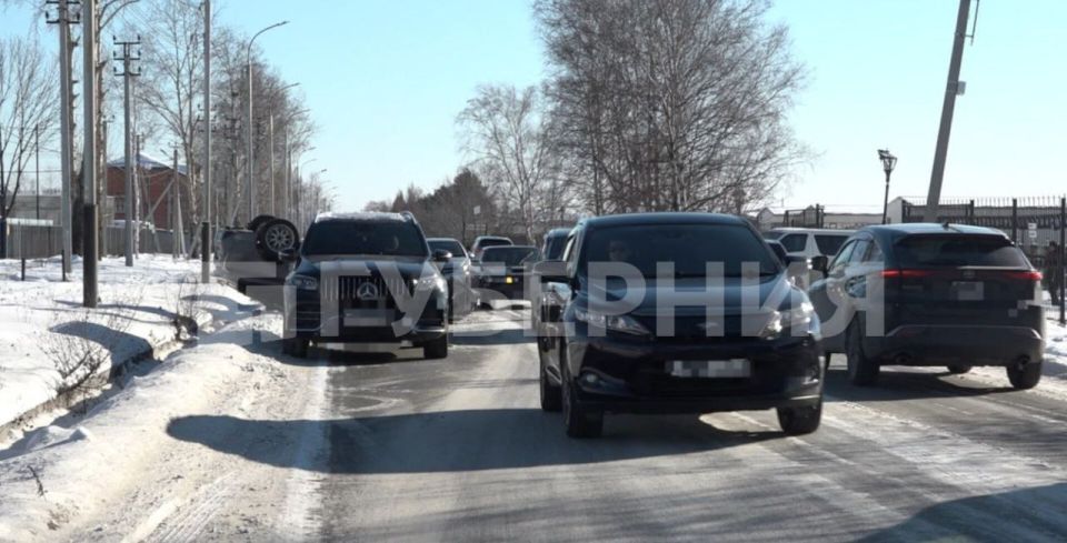 «Приус» столкнулся с «Мерседесом» и опрокинулся на крышу на улице Выборгской