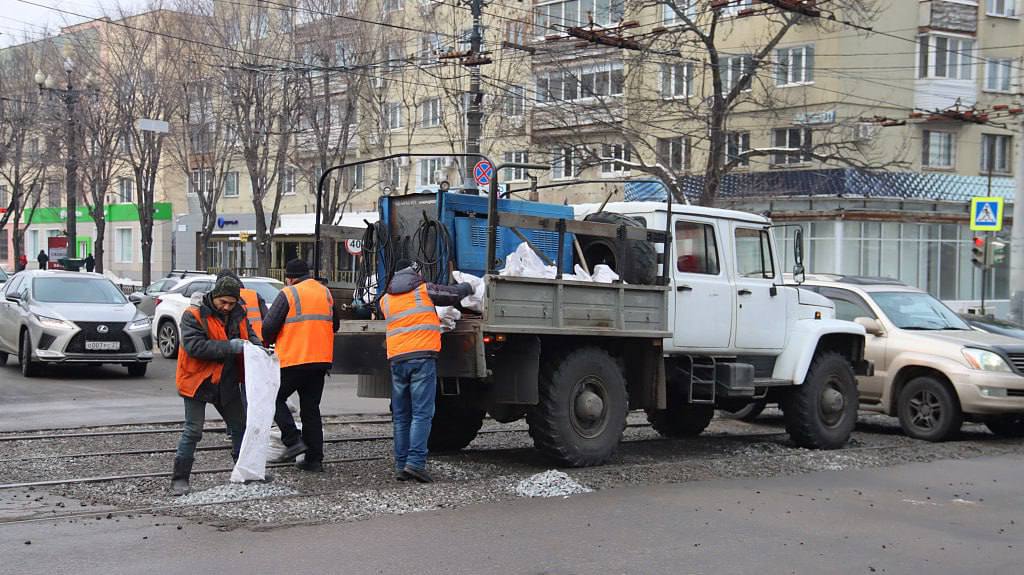 Дмитрий Демешин раскритиковал Сергея Кравчука за проблемный ремонт трамвайных путей на улице Шеронова