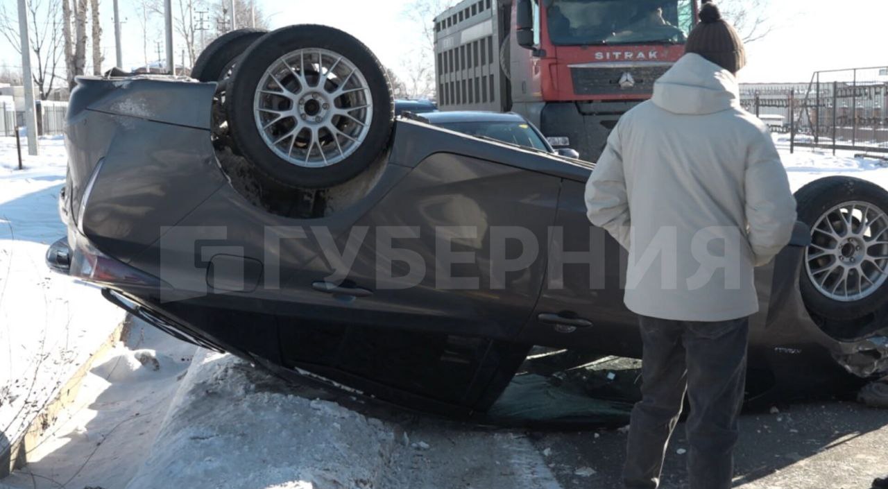 «Приус» столкнулся с «Мерседесом» и опрокинулся на крышу на улице Выборгской «Приус» столкнулся с «Мерседесом» и опрокинулся на крышу на улице Выборгской