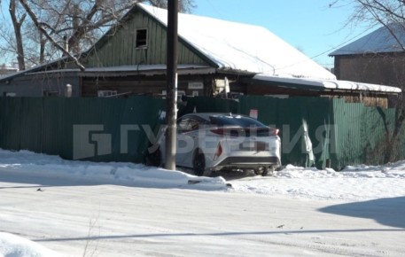 Мигрант за рулем «легковушки» протаранил полицейский «УАЗ» и врезался в забор