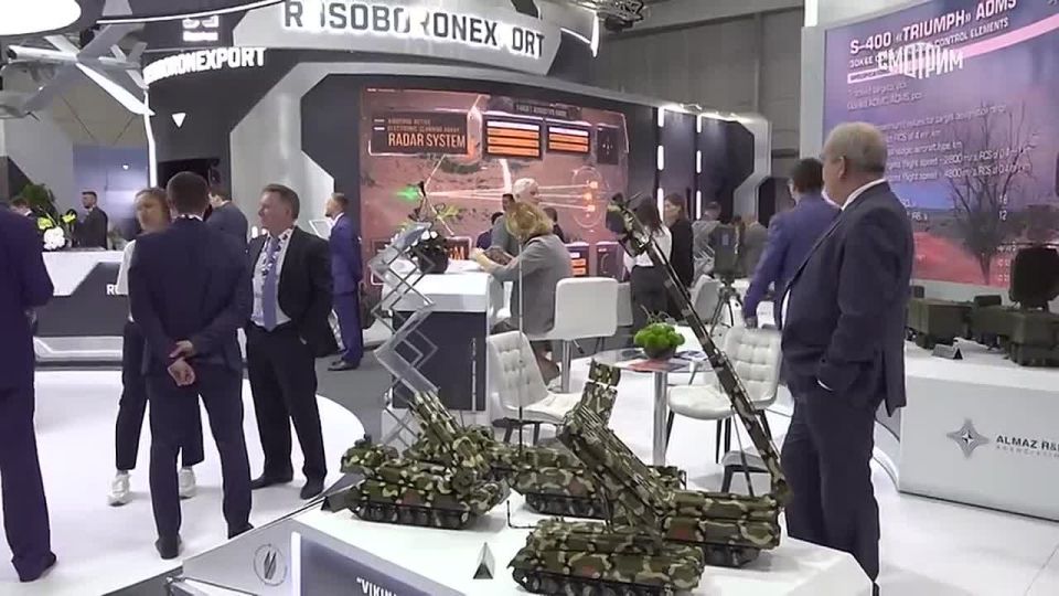 На международной авиационно-космической выставке в Дубае показали лучшие образцы российской техники